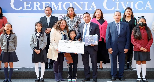 Edmundo Tlatehui otorga reconocimientos a estudiantes de primaria