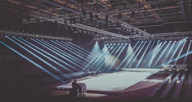 Montaje de escenario con plataformas de elevación