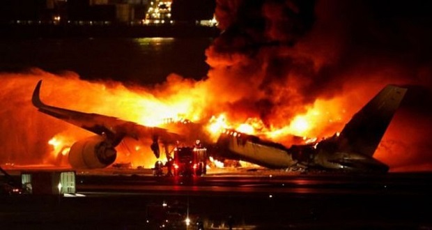 Avión con ayuda humanitaria por terremoto en Japón colisiona; fallecen 5. Foto: Redes sociales.
