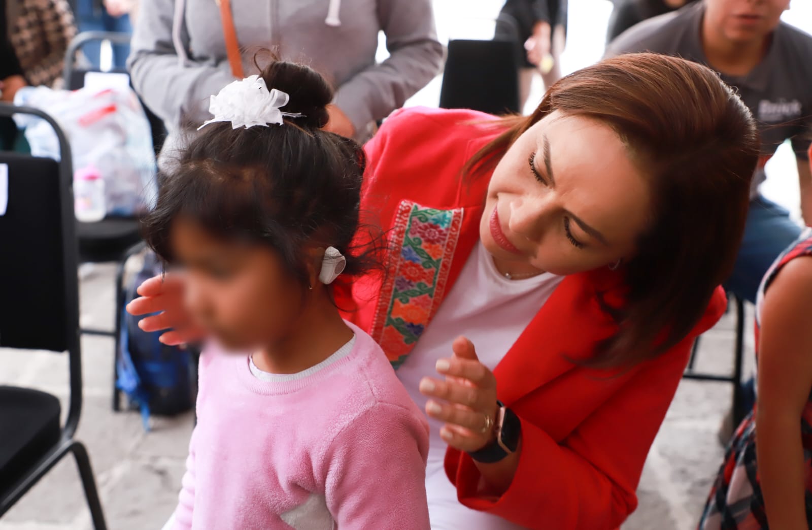 Gabriela Bonilla entrega 9 aparatos auditivos a infantes