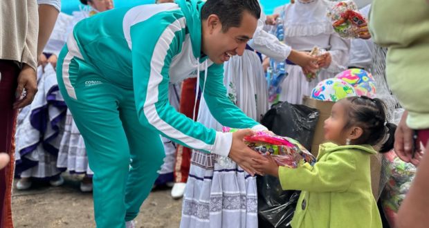 Cobaep plantel 3 dona juguetes para niños de San Pablo Xochimehuacan