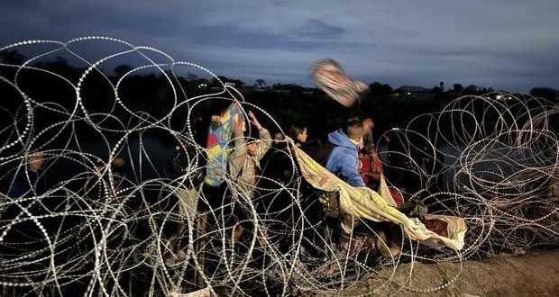 Abren pasos fronterizos en Texas; regulan a migrantes de caravana. Foto: Redes sociales.