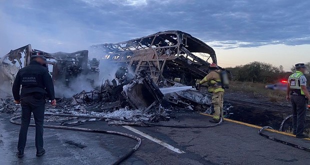 Accidente de autobús de pasajeros y tráiler en Sinaloa deja 22 fallecidos. Foto: Redes sociales.