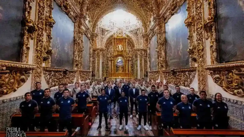 Desde la Capilla del Rosario, Club Puebla presenta su foto oficial