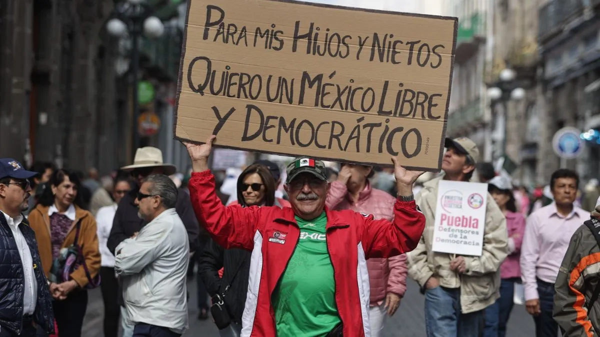 En Puebla, marchan por la democracia; piden voto libre rumbo a elecciones 2024