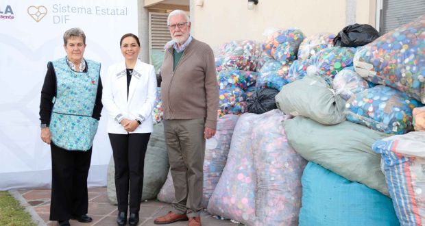 Gabriela Bonilla entrega tapitas en apoyo a niños con cáncer