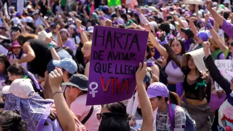 Reconoce AMLO a mujeres por 8M; marcharon sin recurrir a la violencia