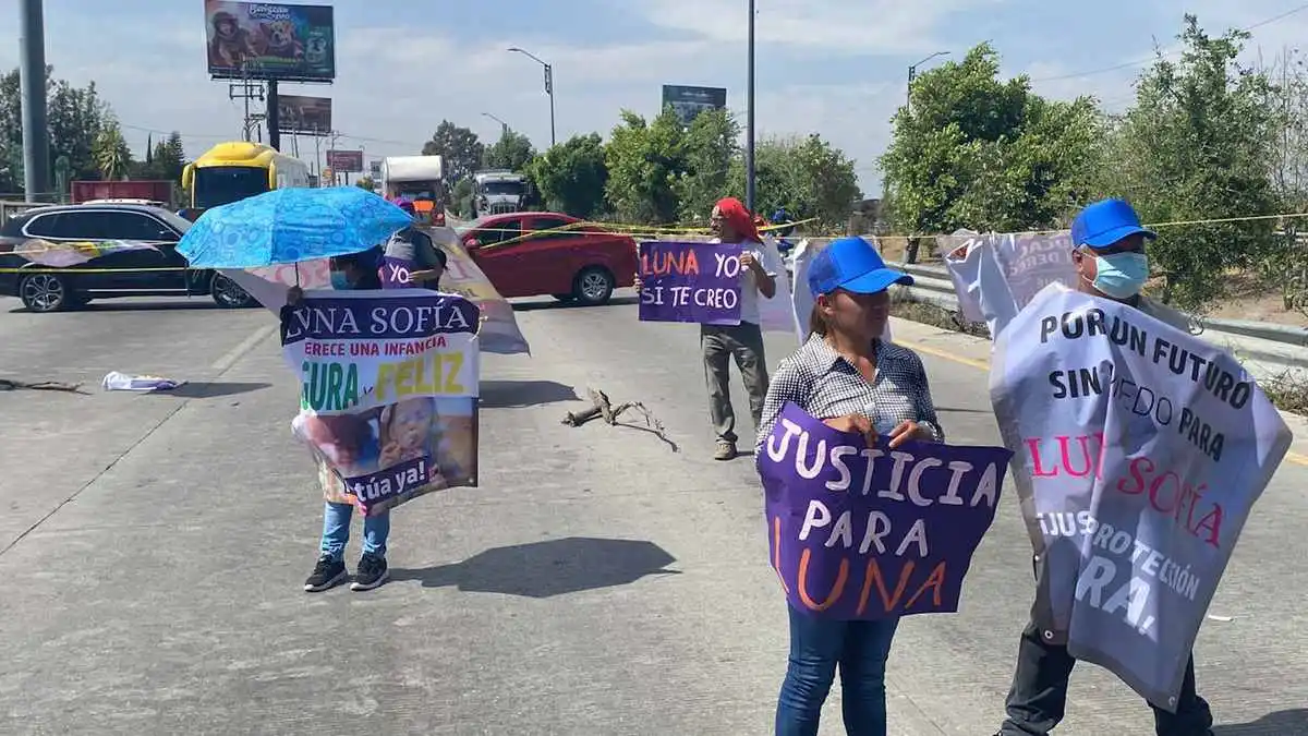 Familiares de Luna Sofía cierran Periférico Ecológico, exigen destituir juez