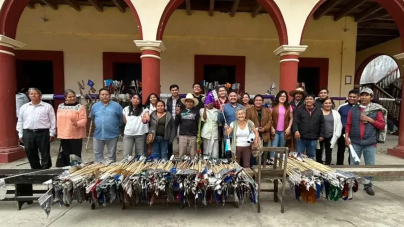 Jóvenes indígenas recorren sierra norte de Puebla en apoyo a Sheinbaum