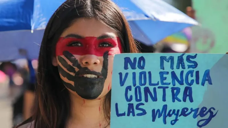 Miles marchan en Puebla en el 8M, exigen frenar violencia e igualdad de derechos