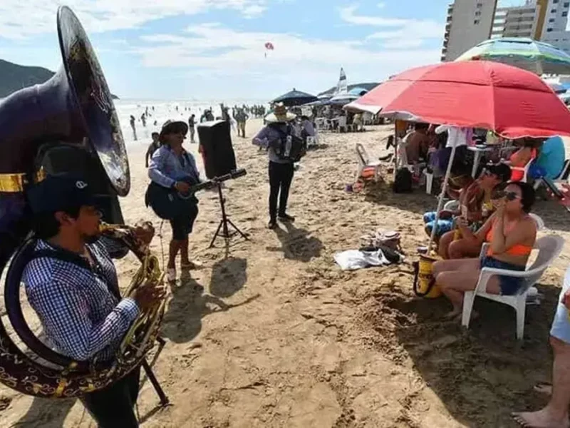 Músicos de banda sinaloense realizan protesta contra prohibición en Mazatlán