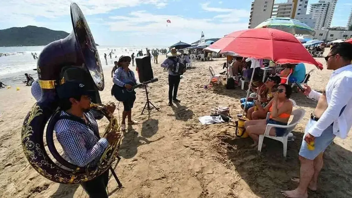 Músicos de banda sinaloense protestan contra prohibición en Mazatlán