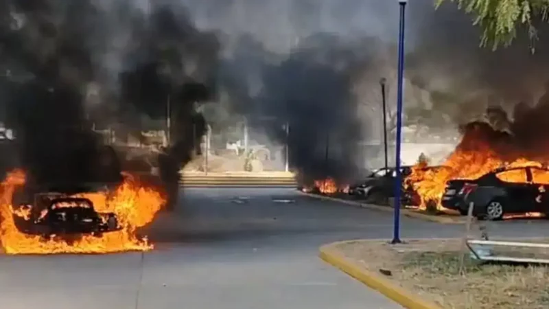 Protestan normalistas en Fiscalía de Guerrero; queman 11 vehículos