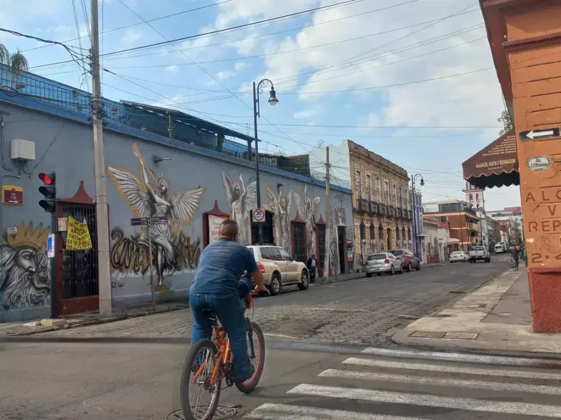 Pese a estar prohibido, sigue agandalle de calles y banquetas en Puebla capital