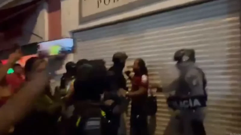 Policía Municipal de Puebla agrede a prensa en marcha 8M; iba reportero de Ángulo 7