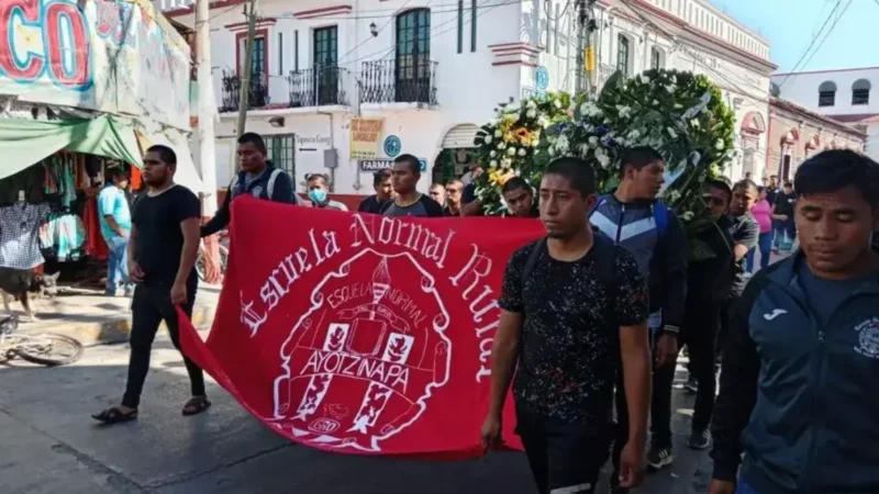 Normalistas exigen destituir a autoridades de seguridad de Guerrero