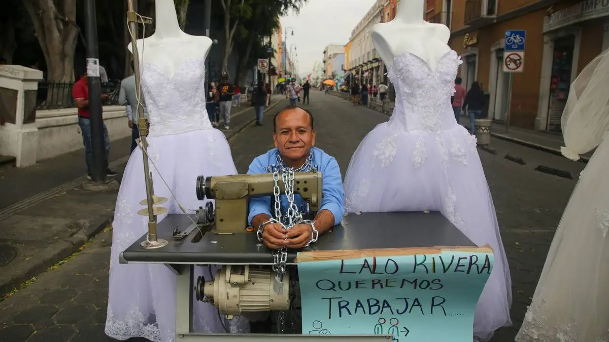 En Puebla, a sastre clausuran tienda de vestidos de novia tras inaugurarlo; le faltaba permiso