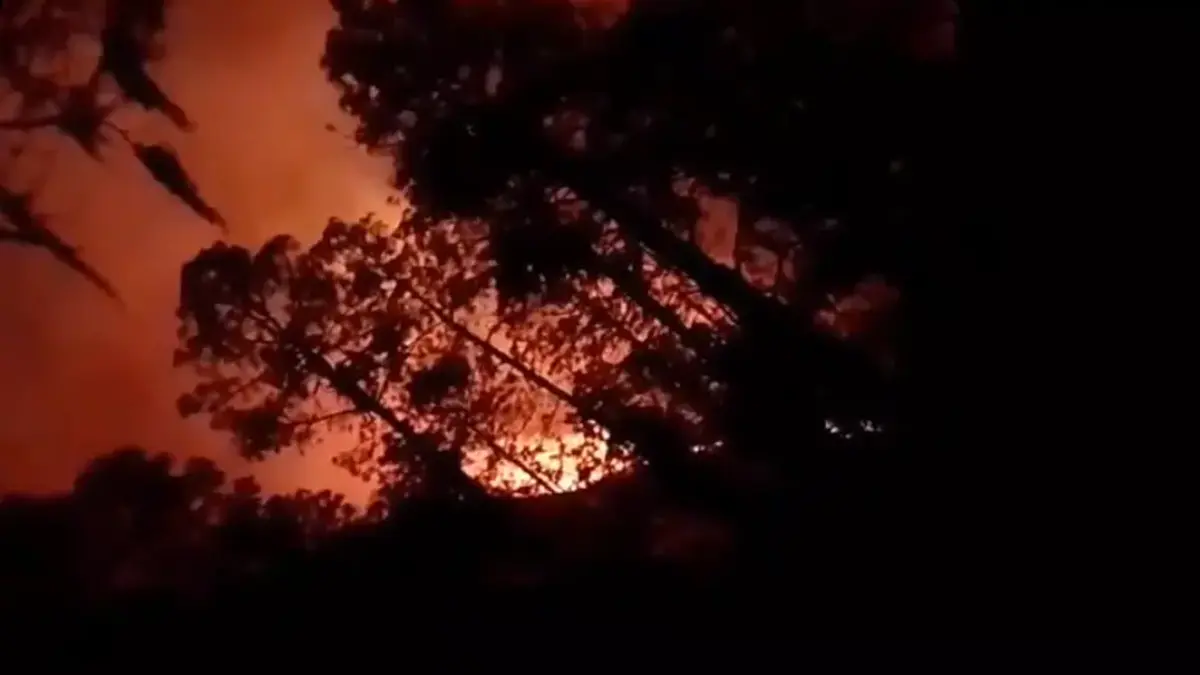 Desalojan a habitantes del municipio de Libres por reactivación de incendio
