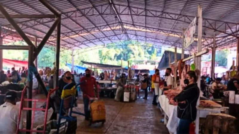 AMLO reconoce labor de Céspedes en mercado de Huauchinango; verán estacionamiento