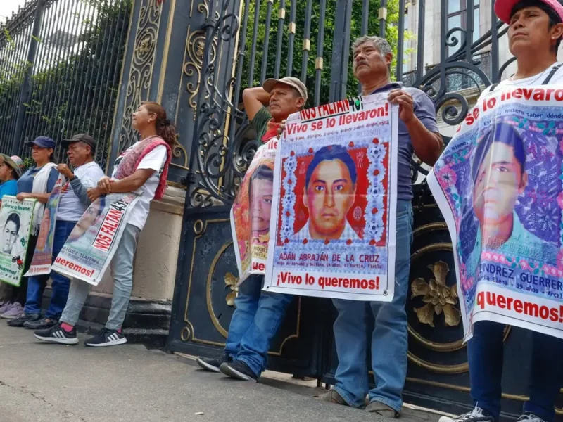 Ayotzinapa: Ueilca analiza 35 cuerpos; padres valoran reunión 3 de junio con AMLO