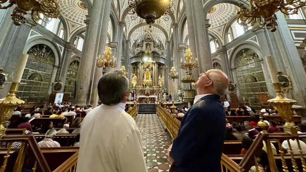 Ken Salazar visita Puebla, asiste a misa en la catedral acompañado de Olivia Salomón