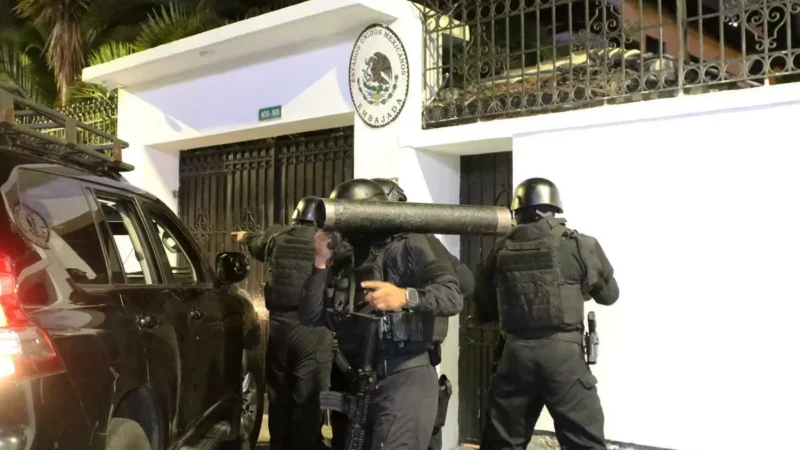 Piden a FGR investigar a presidente de Ecuador por asalto a embajada