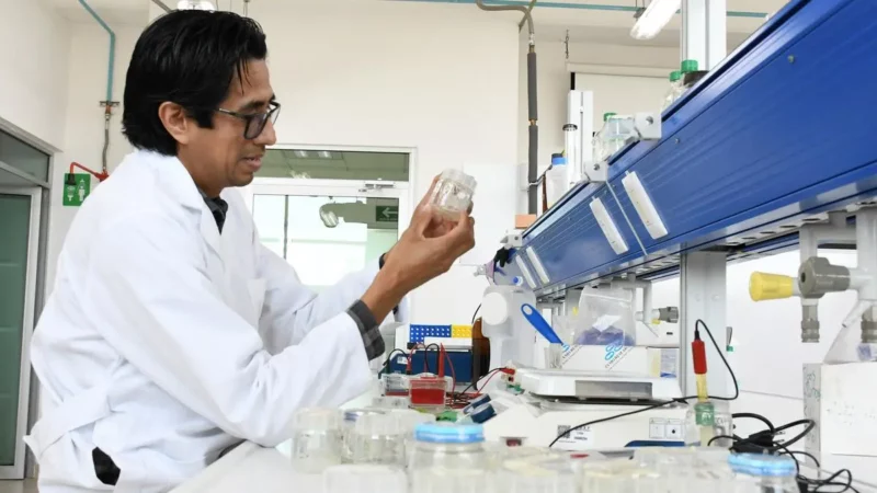 Por contaminación, científicos de BUAP descubren hongo capaz de comer plástico