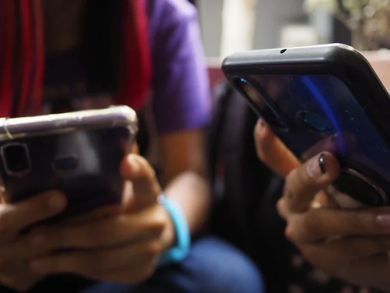 Congreso pide a SEP regular uso de celulares en escuelas, no prohibirlos