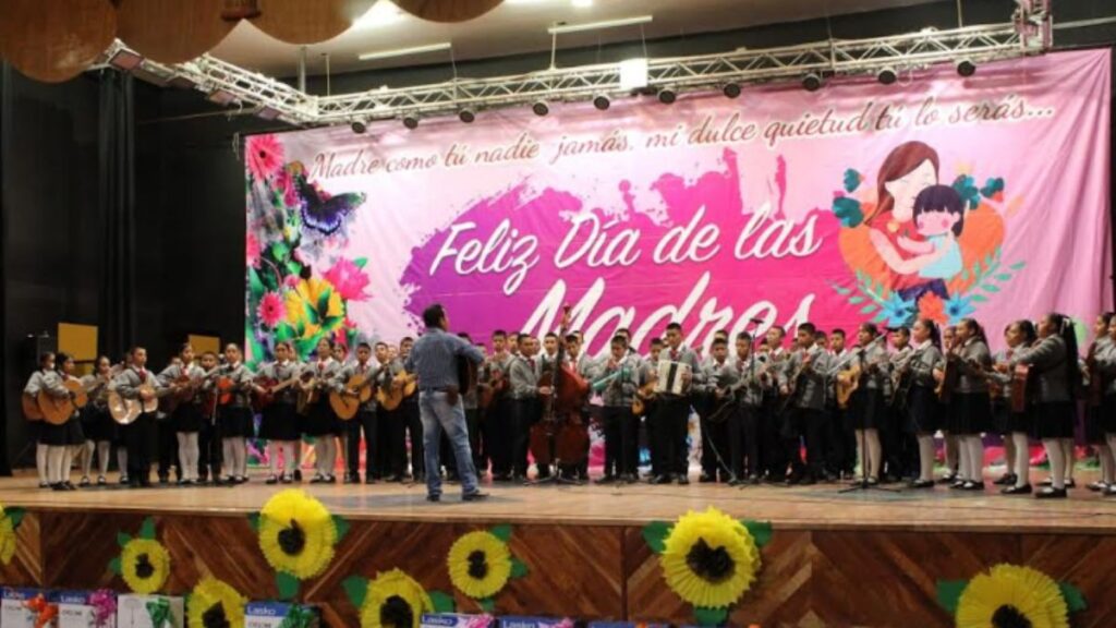 Tecomatlán festeja Día de las madres con banquete cultural y regalos