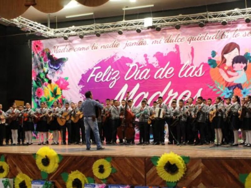 Tecomatlán festeja Día de las madres con banquete cultural y regalos