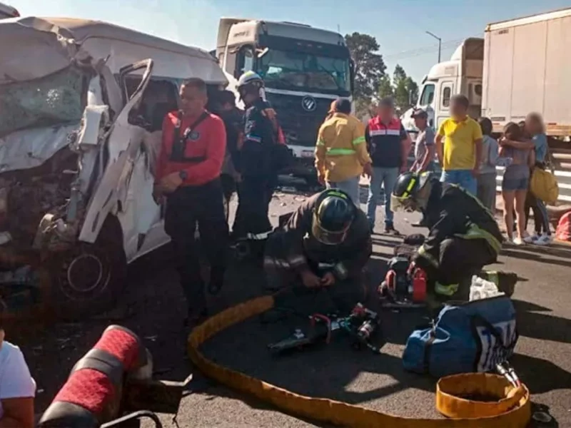 Accidente en la México-Puebla deja 11 lesionados, entre ellos 4 alumnos
