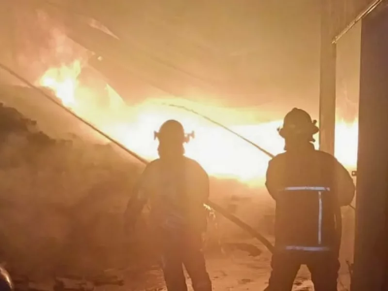 Incendio consume fábrica en San Martín y provoca desalojo de 10 viviendas