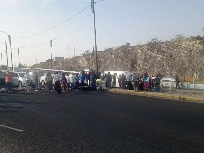 Manifestantes cierran Periférico, a la altura de Clavijero; piden puente peatonal