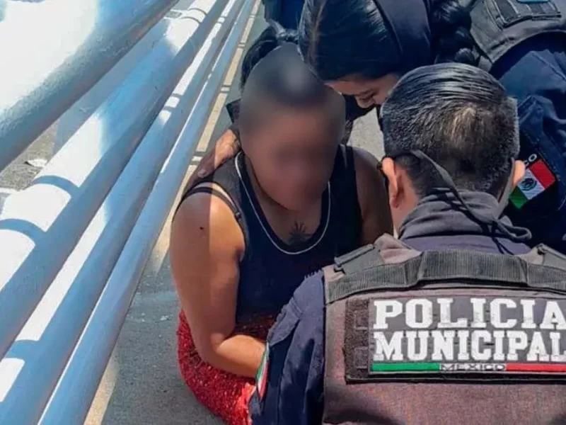 En la Calzada Zaragoza mujer intenta quitarse la vida; municipales evitaron suicidio