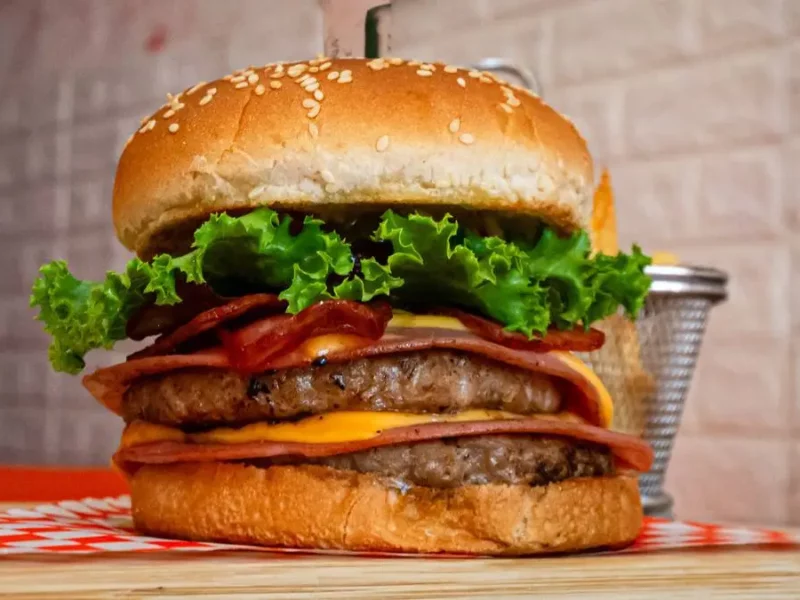 ¡Hamburguesas a 1 peso! Restaurantes celebran día de la hamburguesa