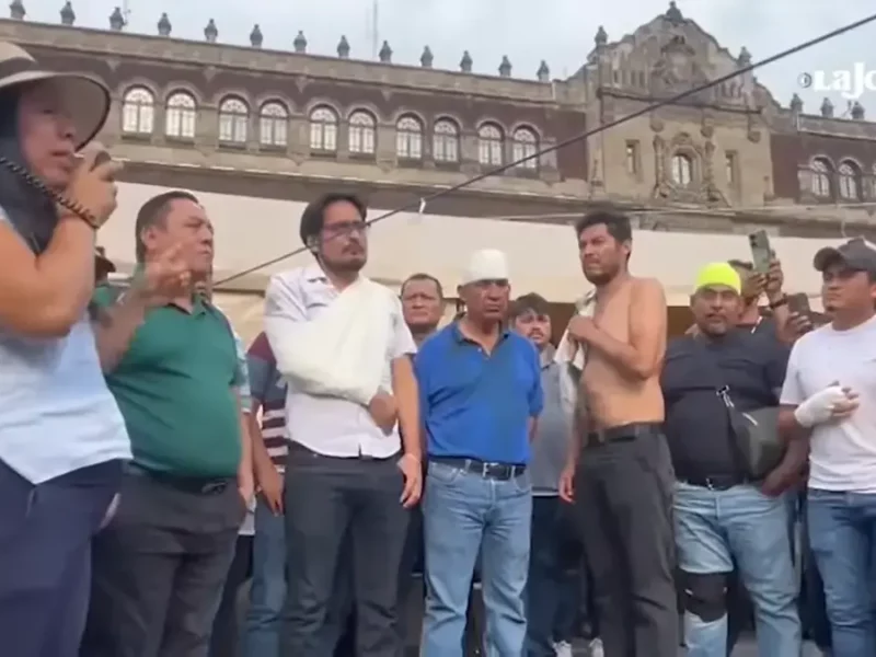 CNTE protesta frente a Palacio Nacional por agresiones en Oaxaca; enfrentan a policía