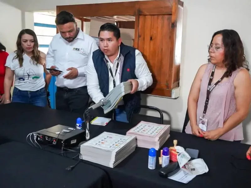 Consejo distrital 11 en Puebla del IEE recibe paquete electoral