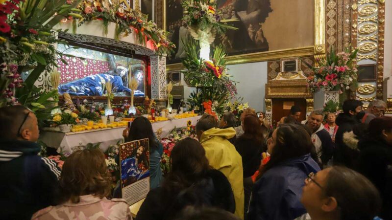 Con lluvia, fe y devoción, celebran al Señor de las Maravillas en Puebla