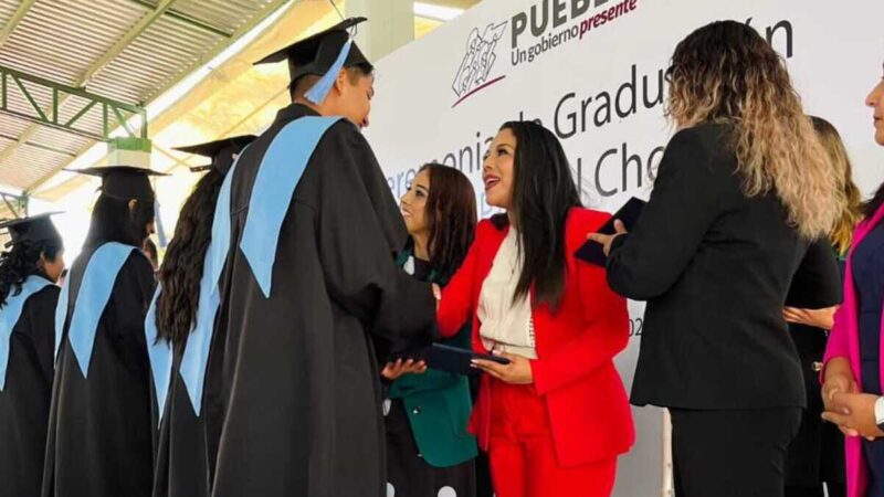 Tonantzin Fernández promete becas para estudiantes de San Pedro Cholula