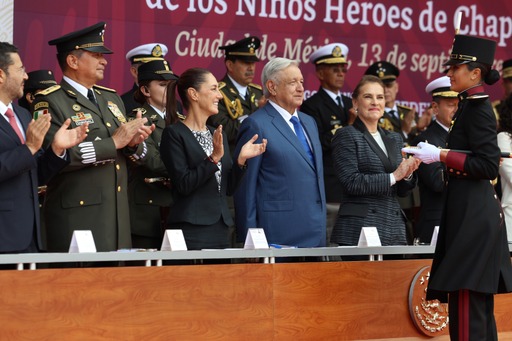 Entrega de espadines a cadetes del Heroico Colegio Militar