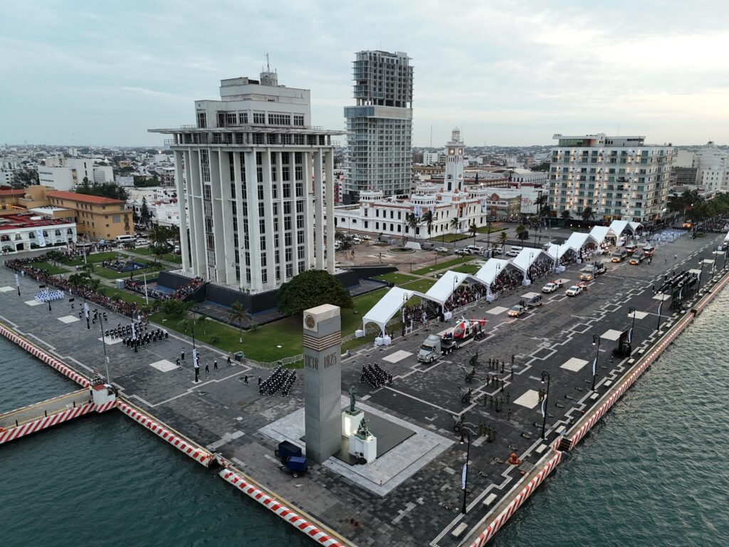 Desfile militar en Veracruz por los 100 años de las Fuerzas Armadas.