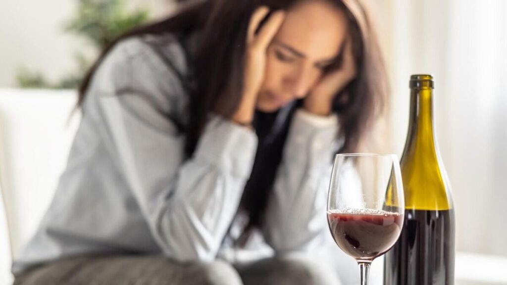 Una mujer afectada por el uso del alcohol. 