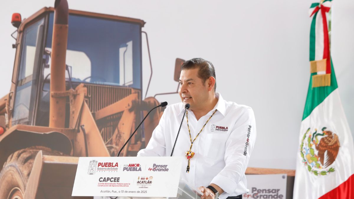 Armenta en Acatlán: anuncia empresa de paneles y gestión de autobuses eléctricos