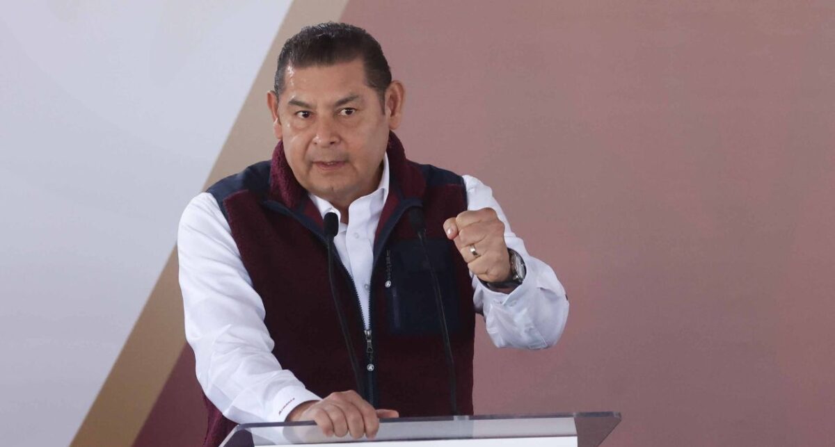 Con apenas 2 semanas de gobierno, Alejandro Armenta tiene aprobación del 67.9%