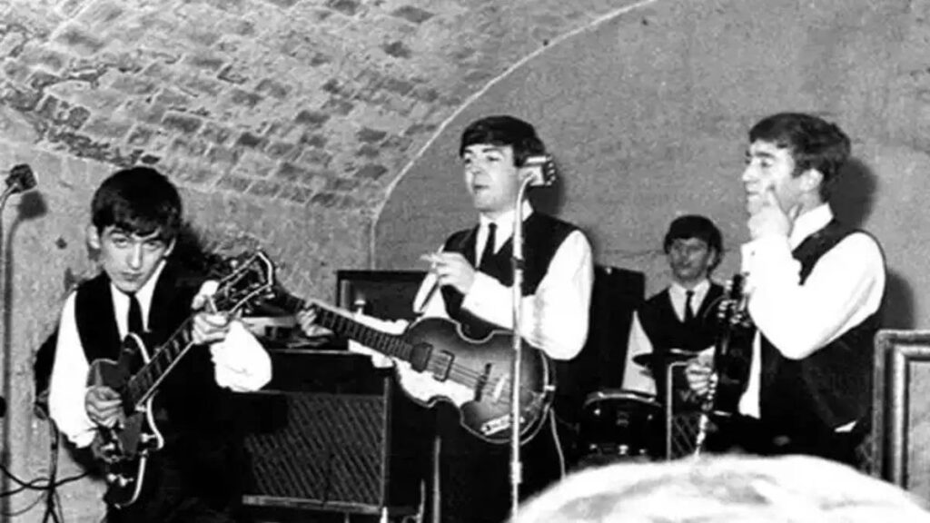 Los Beatles en una de sus presentaciones en La Caverna en 1962