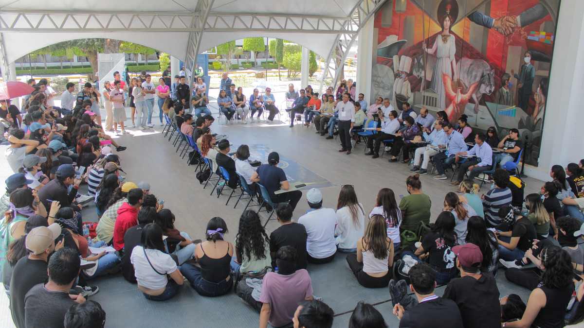 Autoridades de BUAP, director y estudiantes de Administración tras asamblea llegan a acuerdos