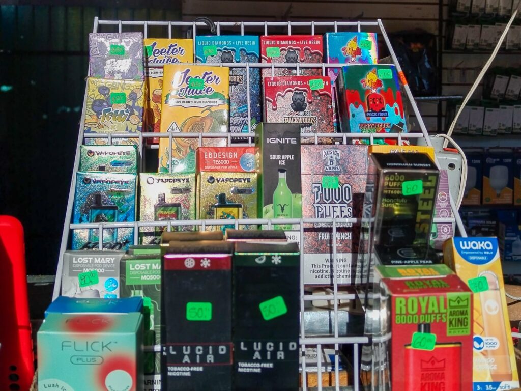 Vapeadores: pese a prohibición, ambulantes del centro de Puebla los venden