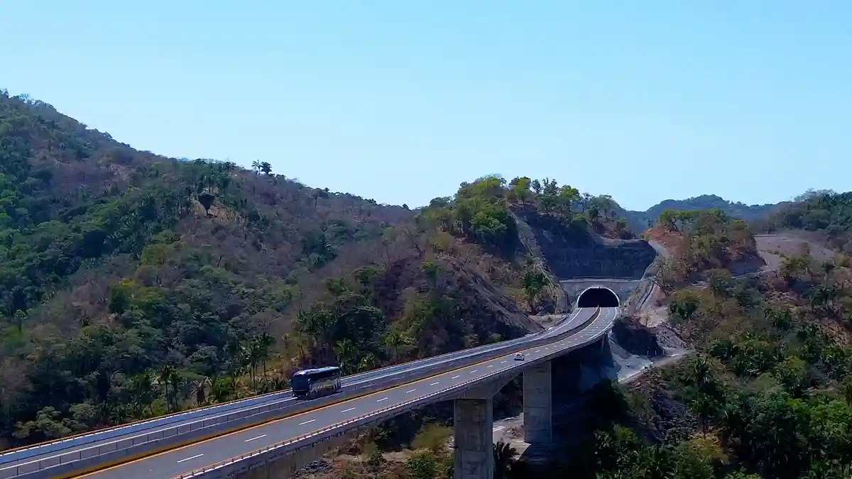 Nueva autopista Jala-Puerto Vallarta ahorra 2.5 horas de camino