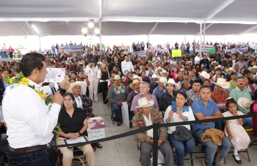 El gobernador de Puebla entregando recursos en Teziutlán