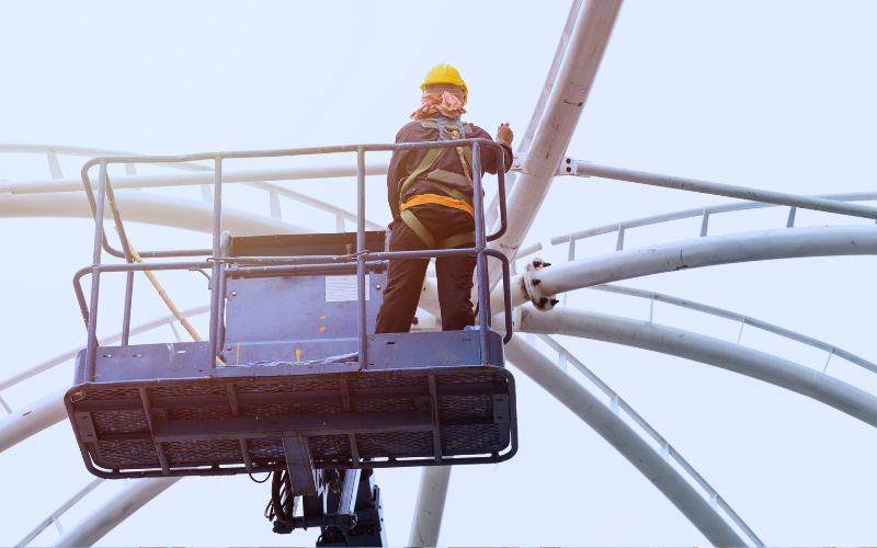 ¿Cuándo conviene rentar plataformas de elevación en construcción?